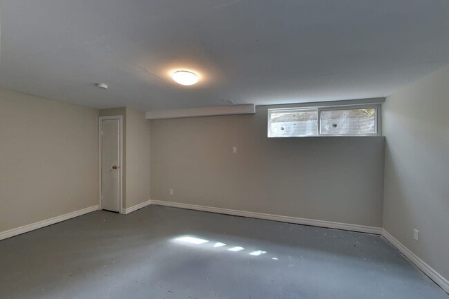 Building Photo - Recently Renovated 2 Bed 1 Bath Townhome i...