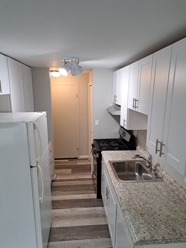 Building Photo - 6000 Nob Hill Dr