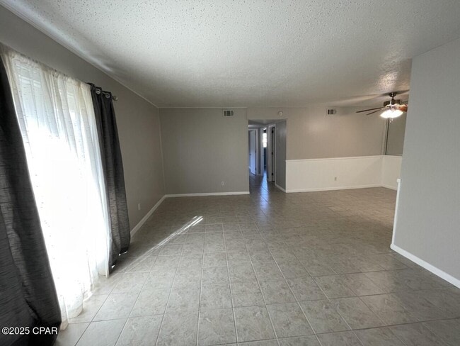 Foto del edificio - 2100 W Beach Dr