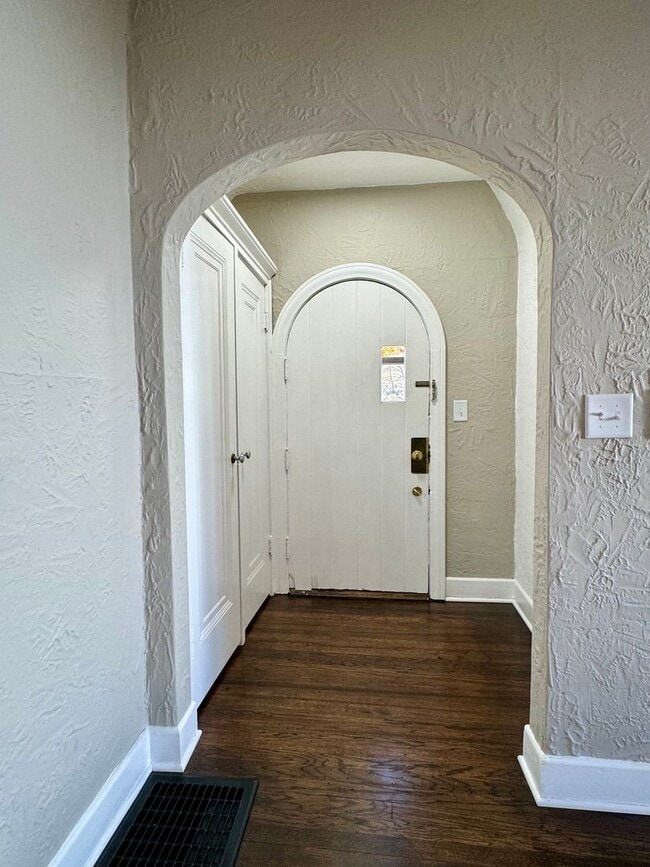 Building Photo - Charming Rental Home in Lakewood Neighborh...