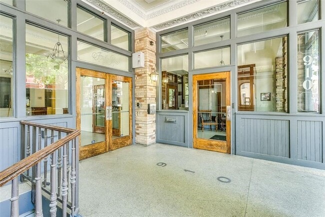 Building Photo - Beautiful 1 Bed- 1 Bath in Houston Place L...