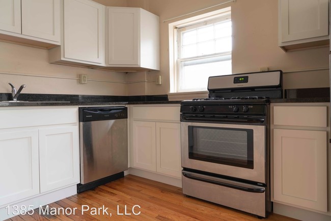 Building Photo - 1385 Manor Park Ave
