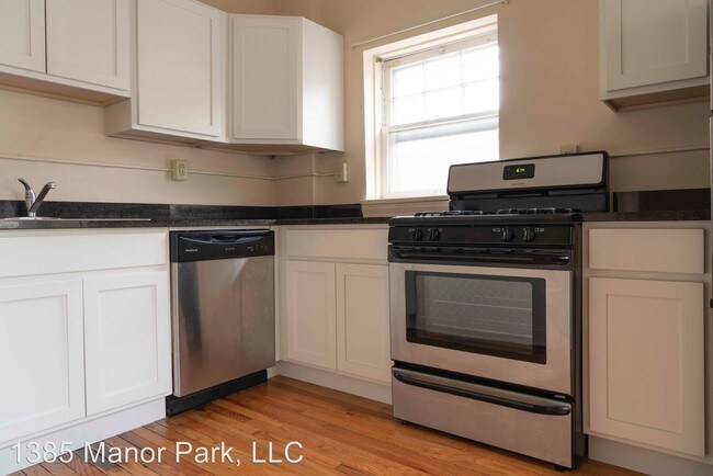 Foto del edificio - 1385 Manor Park Ave