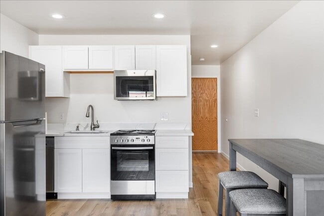 Building Photo - Long Term Rental- Cedar Lodge 218