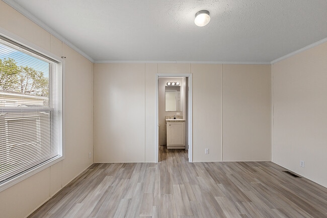 Building Photo - 4418 E Daisy Ln