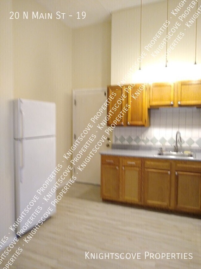 Foto del edificio - 20 N Main St