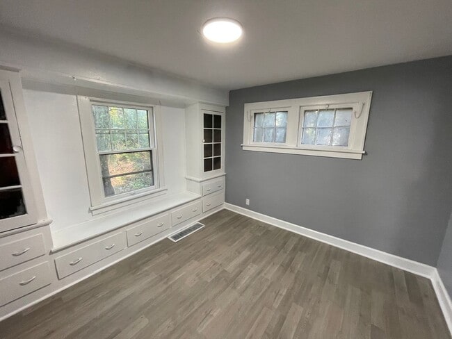 Foto del edificio - SECTION 8 and EDEN Accepted!!! Newly Renov...