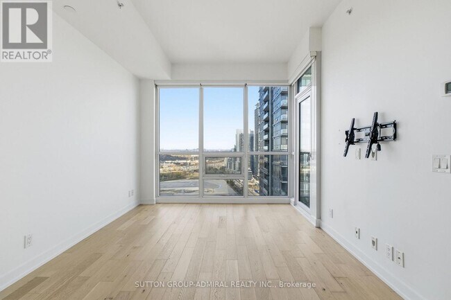 Photo du bâtiment - 2212 Lake Shore Blvd W