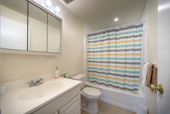 Foto del edificio - Route One Norwood 2-bedroom w/h+hw