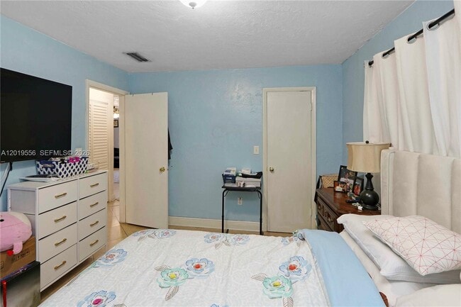 Foto del edificio - 1275 W 35th St