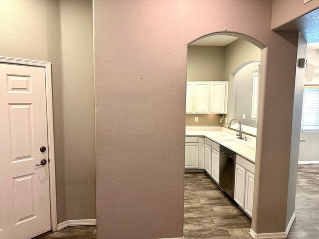 Building Photo - Gorgeous 2 bedroom / 2 bath condo in The E...