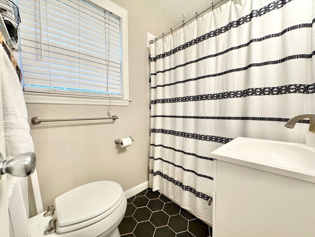Foto del edificio - Updated 3 Bedroom In Guilford Hills with a...
