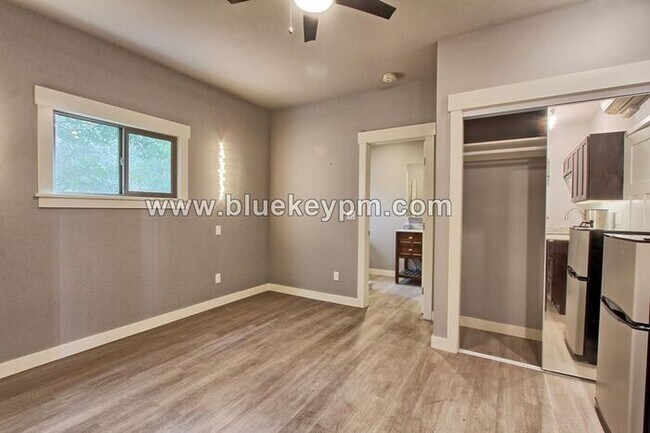 Foto del edificio - Studio Available Now in Kerns Neighborhood of Portland