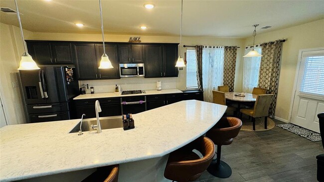 Building Photo - 3822 Dry Creek Dr
