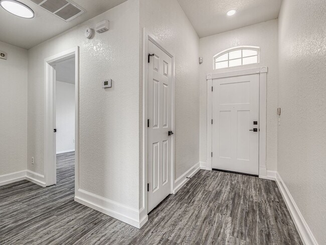 Foto del edificio - Newly remodeled home in Yukon!