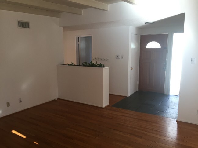 Entry - 5011 Calderon Rd