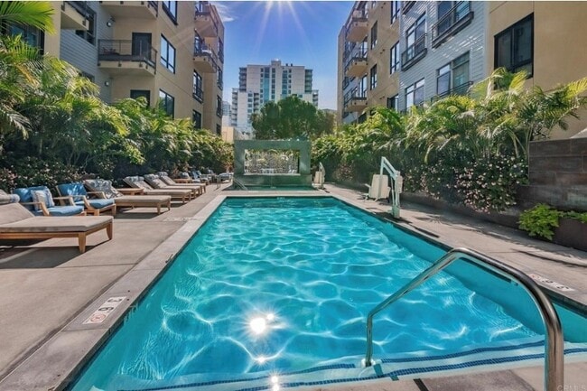 Building Photo - 889 Date St