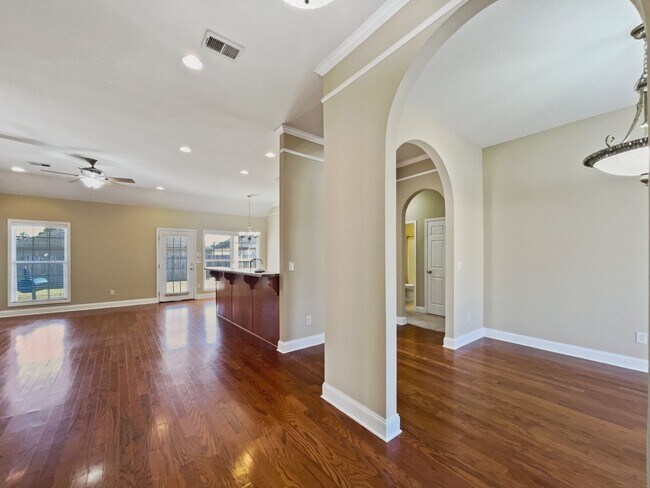 Building Photo - Available JULY 4, 2024!!! 3 Bed, 2 Bath Ho...