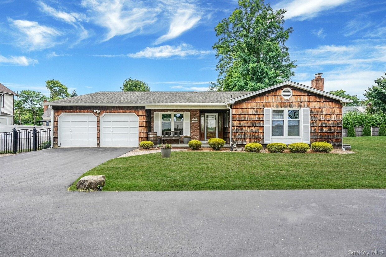 Primary Photo - 386A Glen Cove Ave