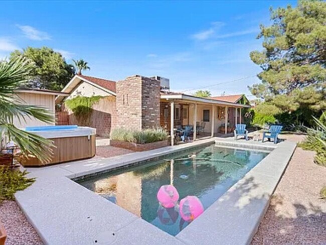 Foto del edificio - 8401 E Bonita Dr