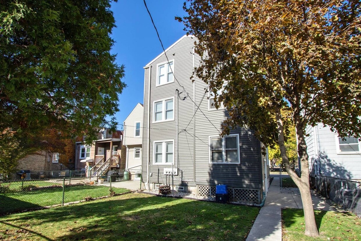 Primary Photo - 2251 W Montrose Ave