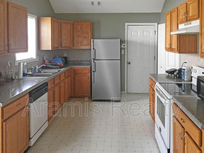Foto del edificio - 6583 Chestnut Oaks Ridge