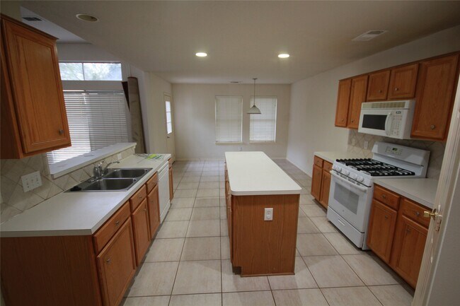 Foto del edificio - 19055 Village Maple Ct