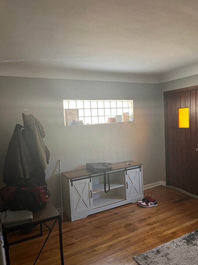 Sala de estar. De momento no hay televisor, pero se puede añadir uno. - 6139 Alaska Ave
