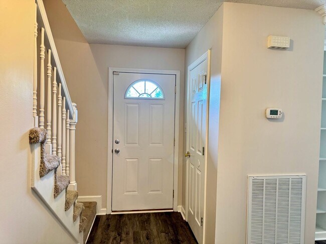 Foto del edificio - Great Location!!3 Bed/2.5 Bath near exit 1...