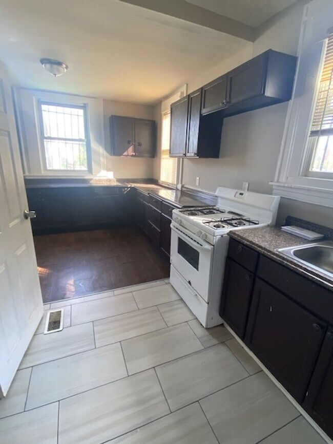 Building Photo - Spacious 9-Bedroom Home – Ideal for Transitional Housing | Central A/C | $4,000/Month