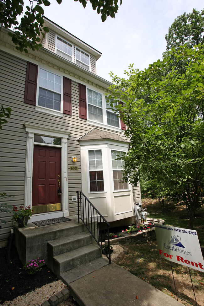 Building Photo - 3 Bedroom 2 Full Bath Garage Townhome