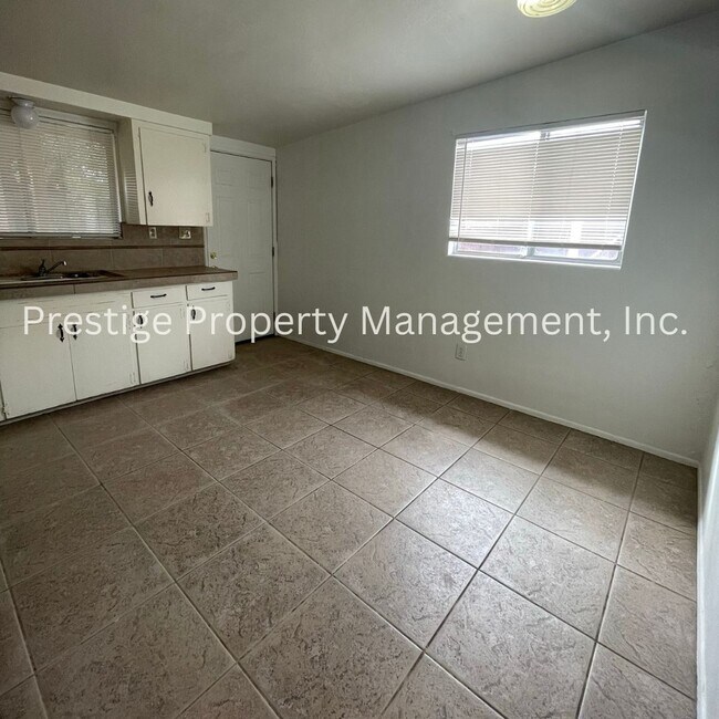 Foto del edificio - 812-812 E Holaway Dr