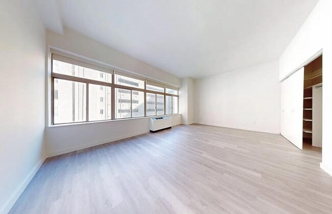 Building Photo - Washington Street