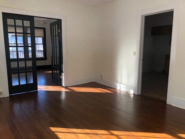 Foto del edificio - 3 BR Home Available Near Local Shopping