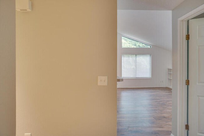 Foto del edificio - BEAUITIFUL TWO BEDROOM CONDO IN HAZEL DELL