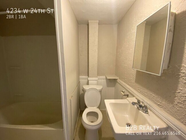 Building Photo - Charming Two-Bedroom Multi-Family Home wit...