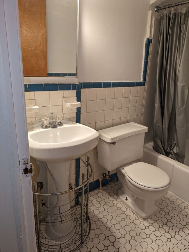 Building Photo - 2 bedroom Detroit Westside: Move-in Deposi...