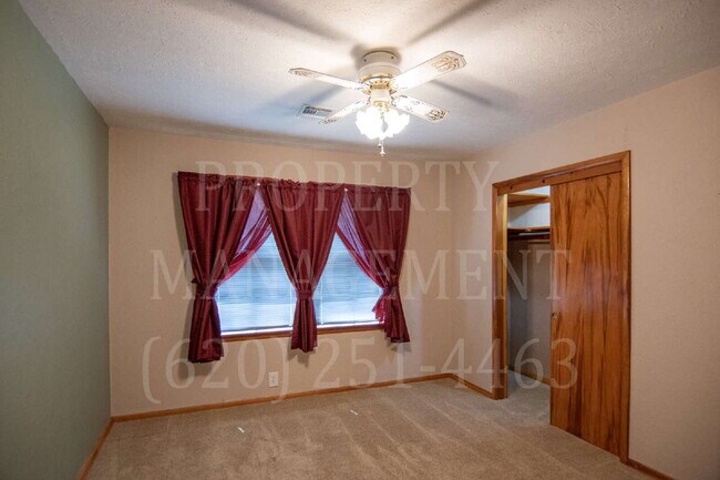 Foto del edificio - 3-Bed, 1.5-Bath with Detached Dual-Access ...