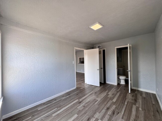 Foto del edificio - TWO BEDROOM APT WITH WATER PAID