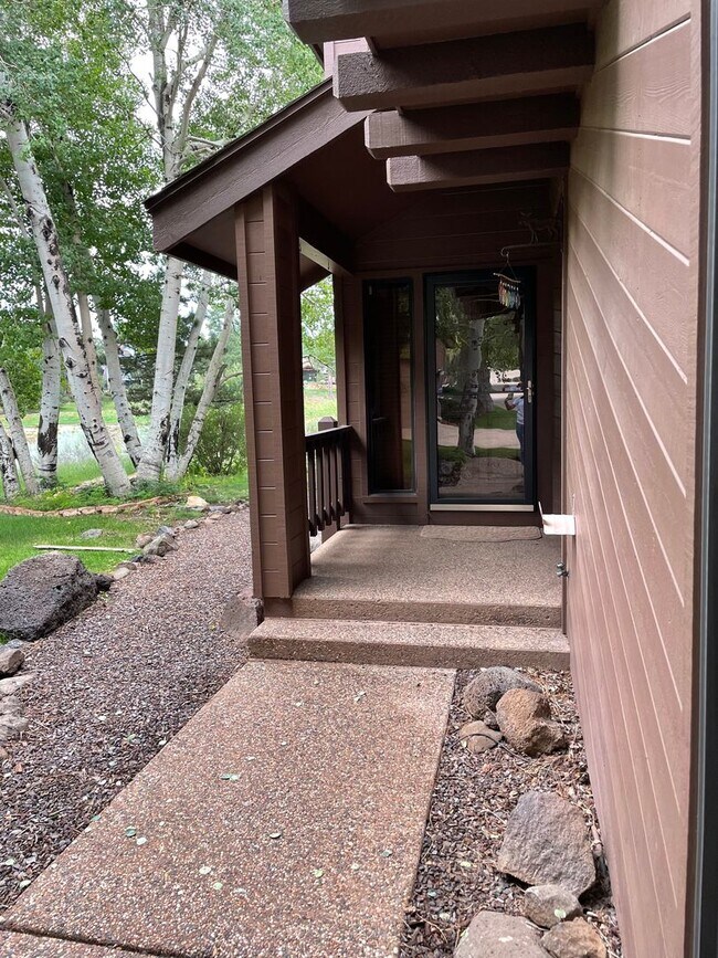 Building Photo - Beautiful Lakepoint Townhome