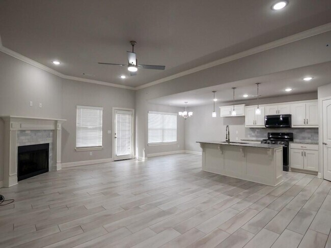 Building Photo - 5595 Sapphire Dr