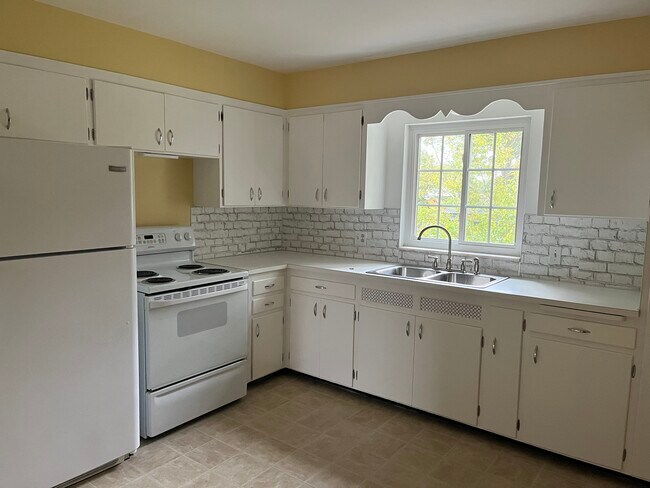 Building Photo - 4160 Garrison Rd