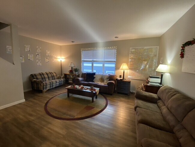Foto del edificio - *Available March 1. Prime Location Giant f...