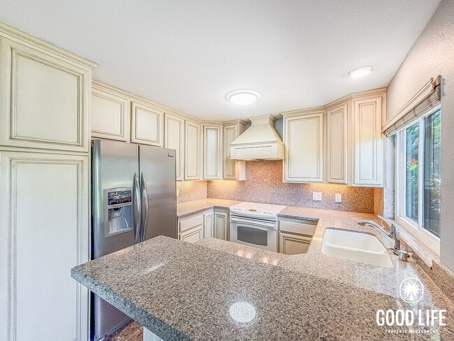 Building Photo - Spacious 2BD/2BA Condo in Hillcrest with Private Balcony, Community Pool & Tennis Court