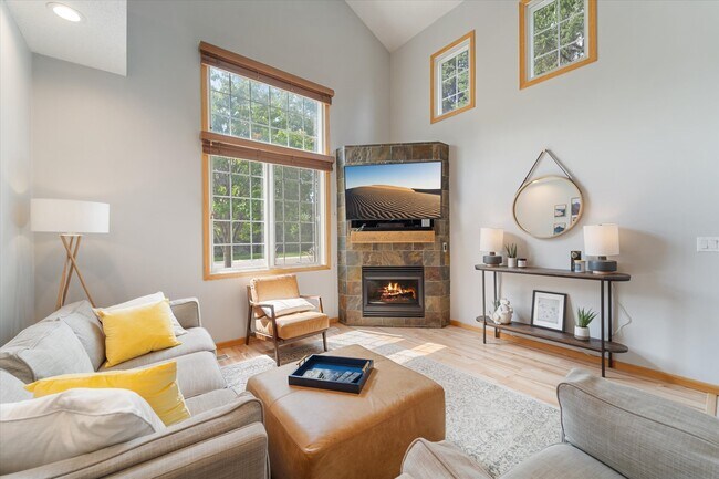 Sala de estar con chimenea de gas - 9092 Merrimac Ln N