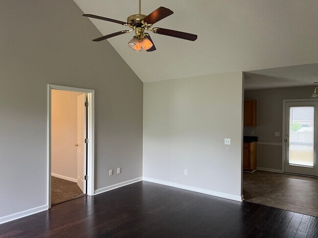 Building Photo - **$500 Off First Month's Rent!** 3 Bedroom...