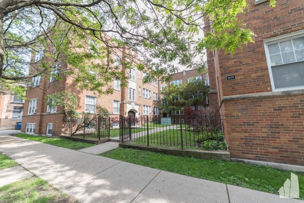 Foto principal - 1825 W Foster Ave