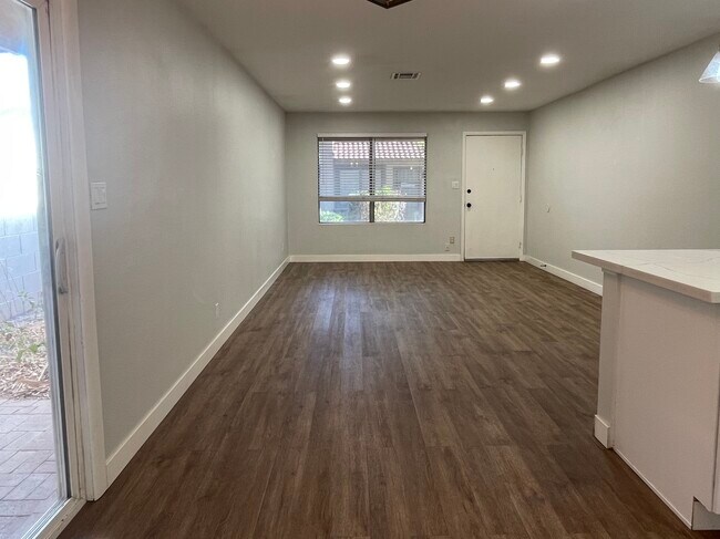 Building Photo - 1111 N 84th Pl