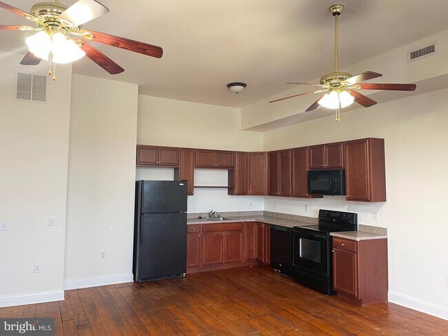 Foto del edificio - 70 Clinton St