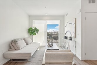 Building Photo - 224 N Alvarado St